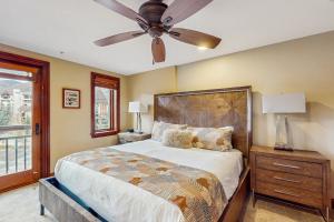 ein Schlafzimmer mit einem Bett und einem Deckenventilator in der Unterkunft Lion Square Lodge East 313 in Vail + 31 Fotos
