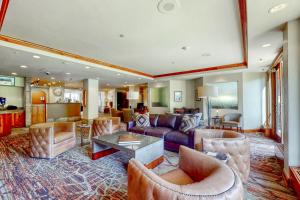 ein Wohnzimmer mit Sofa und Tisch in der Unterkunft Lion Square Lodge East 313 in Vail