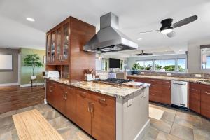 Η κουζίνα ή μικρή κουζίνα στο Hale Pualani