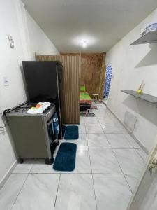 ein leerer Raum mit einem Ofen und blauen Matten in der Unterkunft Kitnet Dream House 4 in Bayeux