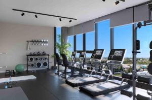 ein Fitnessstudio mit Laufbändern und Crosstrainern in der Unterkunft RentUp - Funcional y Comodo Studio con Amenities Premium y Excelente ubicacion Bancalari in Estación San Isidro