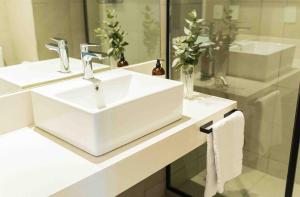 ein Badezimmer mit einem weißen Waschbecken und einem Spiegel in der Unterkunft RentUp - Funcional y Comodo Studio con Amenities Premium y Excelente ubicacion Bancalari in Estación San Isidro