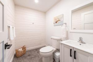 Vannituba majutusasutuses Puddin' Pan Cozy Beach Cottage on Ocean +53 fotot