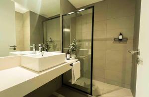 ein Badezimmer mit Waschbecken und Dusche in der Unterkunft RentUp - Moderno y Luminoso Studio Premium con Amenities en el corazon de Buenavista in Estación San Isidro + 24 Fotos