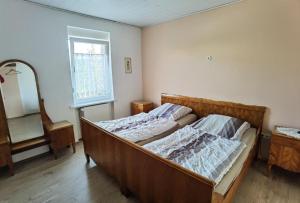 Postel nebo postele na pokoji v ubytování Gemütliche Ferienwohnung In Herrensohr Mit Garten, Grill Und Terrasse