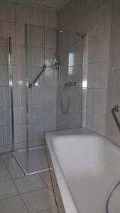 Koupelna v ubytování Gemütliche Ferienwohnung In Herrensohr Mit Garten, Grill Und Terrasse + 1 fotografie