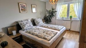 Ένα ή περισσότερα κρεβάτια σε δωμάτιο στο Weltenbummler Lodge in Schwarzenberg