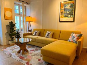 ein Wohnzimmer mit Sofa und Tisch in der Unterkunft Leone Stays - Golden Castle Loft in Thun + 33 Fotos