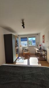 un salon avec un canapé et une table dans l'établissement CasaFranken, à Wiesenthau