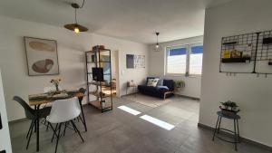 un salon avec une table et un canapé dans l'établissement CasaFranken, à Wiesenthau