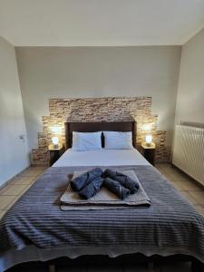 Postel nebo postele na pokoji v ubytování Ioannina Suburban Comfort Hideout