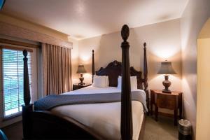 a bedroom with a bed and a window at Family Zermatt 2BR Villa with Kitchen & Pool Near Park City Ski Resorts - 7072 in Mound City +26 photos