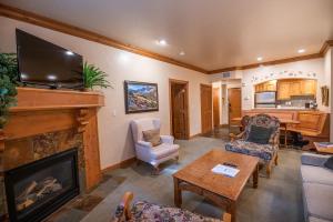 a living room with a fireplace and a tv at Family Zermatt 2BR Villa with Kitchen & Pool Near Park City Ski Resorts - 7072 in Mound City