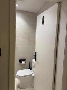 a bathroom with a white toilet in a room at Luxury studio with smart self check-in أستديو راقي بدخْول ذاتي حي الصحافة in Riyadh