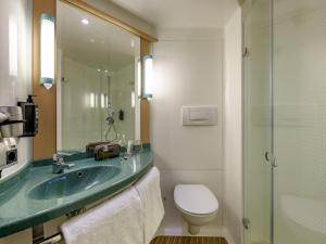 汉堡汉堡阿拉斯特瑞宜必思酒店的带水槽和马桶的浴室 更多93张照片