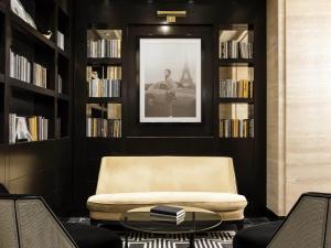 sala de estar con silla y estanterías en Sofitel Lafayette Square Washington DC, en Washington