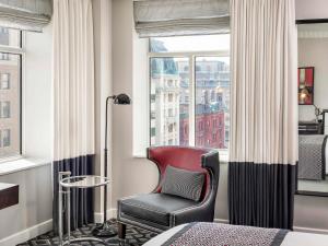 Habitación con silla frente a una ventana en Sofitel Lafayette Square Washington DC, en Washington 171 fotos más