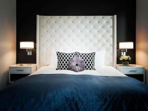 um quarto com uma cama grande com uma cabeceira grande em Sofitel Lafayette Square Washington DC em Washington