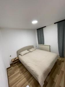 Ένα ή περισσότερα κρεβάτια σε δωμάτιο στο VilaJelena