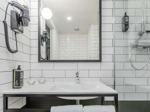 Ένα μπάνιο στο Hotel ibis Bragança +64 φωτογραφίες