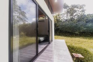 una extensión acristalada de una casa con porche en Newly built Surf Hideaway in Avellanas Beach, en Playa Avellana 9 fotos más