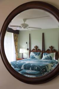 um reflexo de uma cama num espelho em The Cliffs at Princeville by ResorTime em Princeville