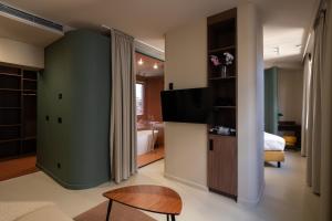 Un dormitorio con una cama y una sala de estar. en OPERA Boutique Hotel & Restaurant & Bar, en Rijeka