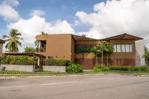 a house on the side of the road at Casa com Ofurô, Piscina Aquecida e Cozinheira in Barra do Camaragibe