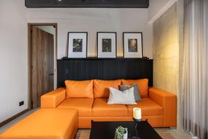 Posezení v ubytování New Luxury Apartment + 30 fotografií