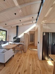 Maravillosa Casa en Puertecillo的一个带桌子和沙发的大客厅