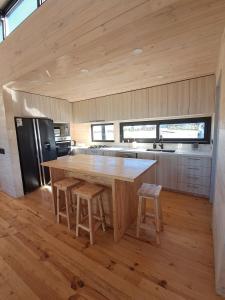 Maravillosa Casa en Puertecillo的一个带大木桌和凳子的大厨房 更多7张照片