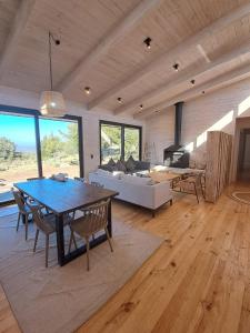 Maravillosa Casa en Puertecillo的客厅里有一张桌子和一张沙发