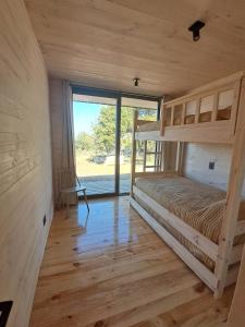 Maravillosa Casa en Puertecillo的一间带双层床和大窗户的卧室
