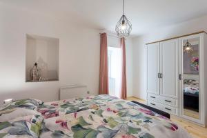ein Schlafzimmer mit einem Bett mit geblümter Tagesdecke in der Unterkunft Studio für 3 Personen ca 56 qm in Lokve, Kvarner Bucht Gespanschaft Primorje-Gorski in Lokve