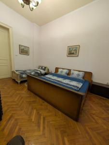 ein Schlafzimmer mit zwei Betten in einem Zimmer in der Unterkunft Cazare central Craiova in Craiova