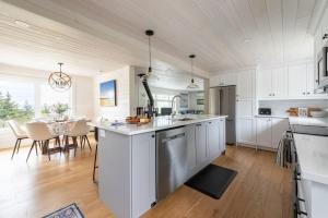 Köök või kööginurk majutusasutuses Puddin' Pan Cozy Beach Cottage on Ocean