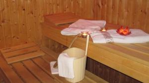 a room with a bed with two towels and candles at Ferienwohnung In Bayerisch Eisenstein Mit Garten in Bayerisch Eisenstein