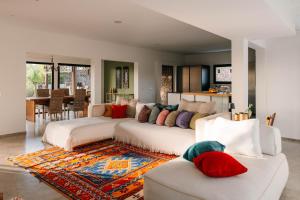 ラハレスにあるVilla Shepherd Lajares - LUXURY VILLA FUERTEVENTURAのベッド2台とソファのあるリビングルーム +175枚の写真