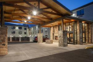 a large building with a parking lot in front of it at Red Feather Lodge/Hotel in Tusayan