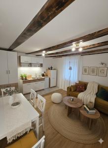 Kuchyň nebo kuchyňský kout v ubytování City Hall Old Town Apartment