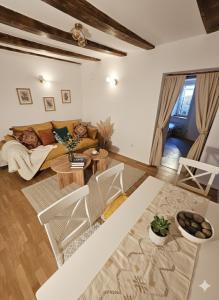 Posezení v ubytování City Hall Old Town Apartment