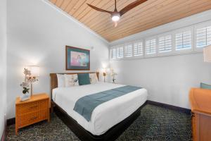 Ένα ή περισσότερα κρεβάτια σε δωμάτιο στο Napili Shores H261