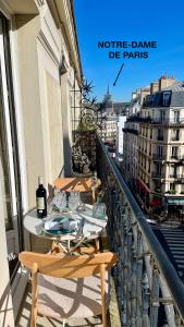 En balkon eller terrasse på Luxury designer apartment Notre-Dame with terrace
