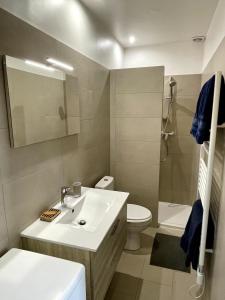 Et badeværelse på Luxury designer apartment Notre-Dame with terrace