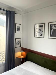 En eller flere senge i et værelse på Luxury designer apartment Notre-Dame with terrace + 11 billeder