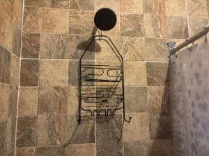 eine Dusche mit Metallregal im Bad in der Unterkunft The Ridge - Stone Cottage in Buff Bay + 25 Fotos