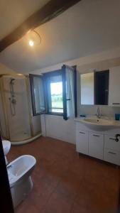 Koupelna v ubytování Agriturismo Fornace Certosa + 39 fotografií