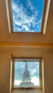 パリにあるCocoon Eiffelの窓からエッフェル塔の景色を望めます。