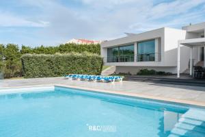 ein Swimmingpool vor einem Haus in der Unterkunft Casa das Areias - Surf, Golf and a wonderful sea view in Areia Branca