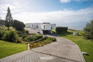 ein Haus am Strand mit Auffahrt in der Unterkunft Casa das Areias - Surf, Golf and a wonderful sea view in Areia Branca